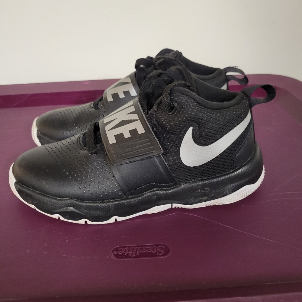 Nike Team Hustle Sneakers